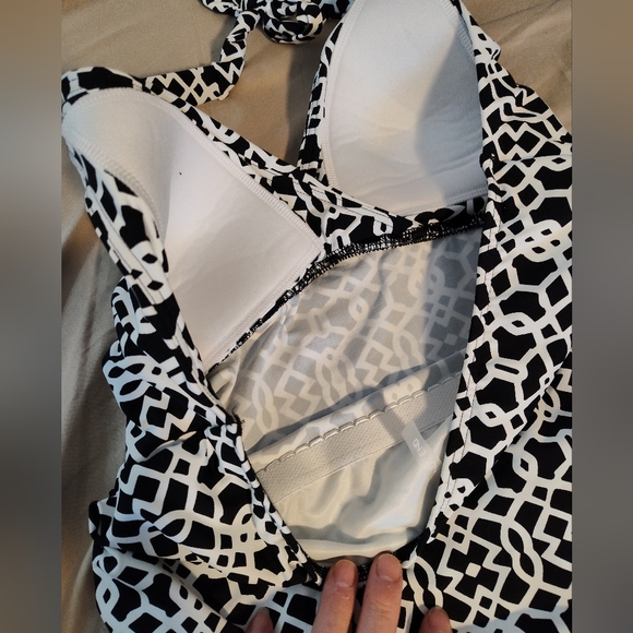 Land’s End Black & White Geometric Halter Tankini Swim Top Tummy Coverage sz10 - Picture 4 of 8